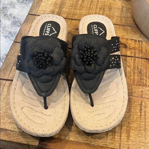 Cliffs by WHITE MOUNTAIN Black Floral Sandals - Picture 1 of 4